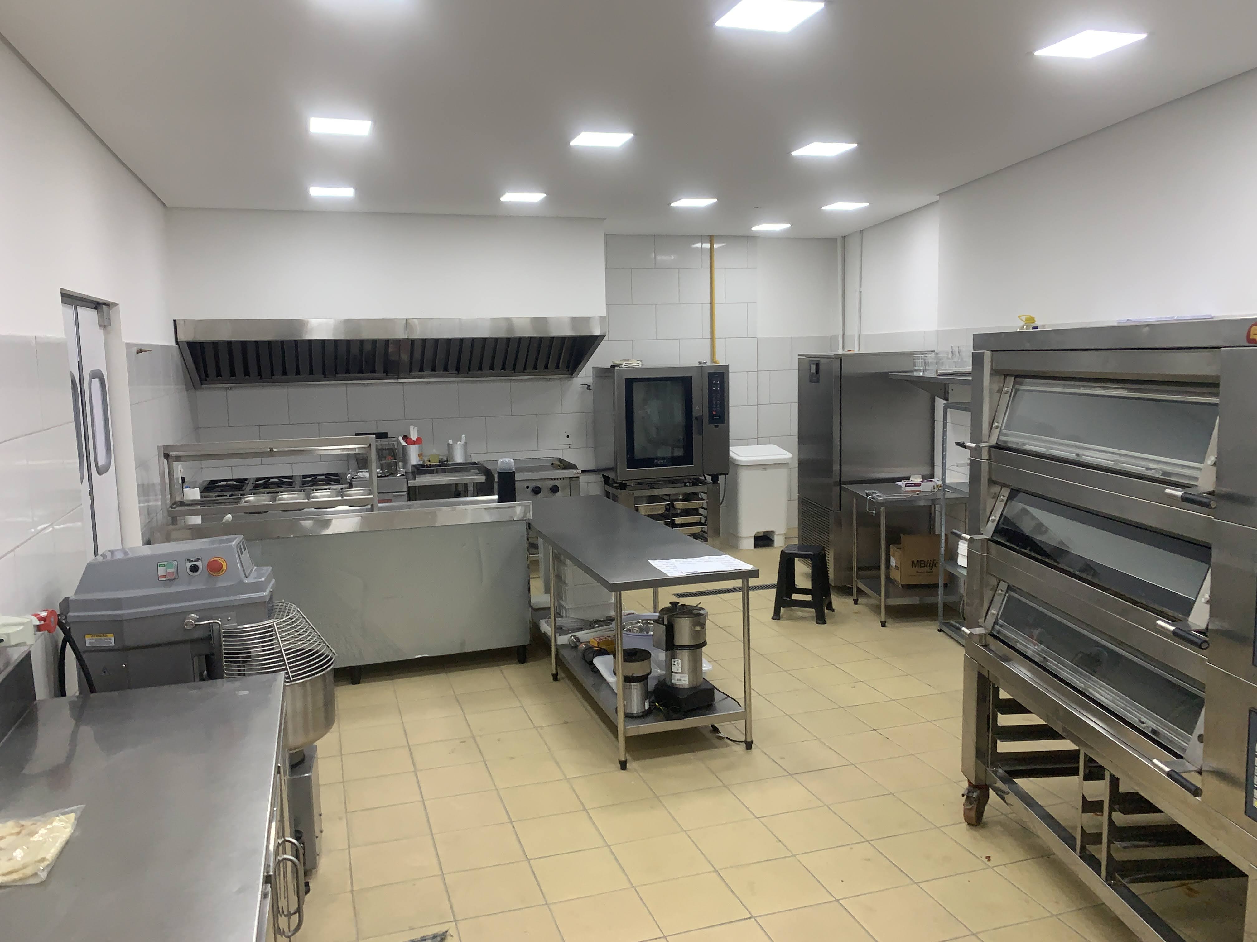 Inox sob medida para cozinha profissional: bancada, pia e prateleira do jeito certo
