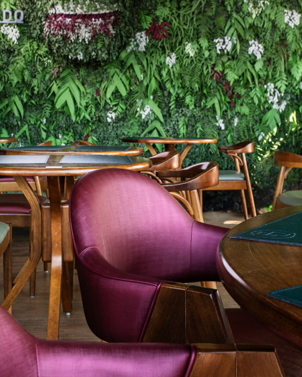 Detalhe de mesas e cadeiras para restaurante